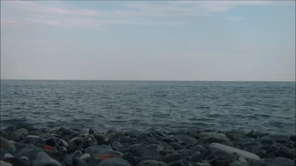 Вид на море перед скалами — стоковое видео