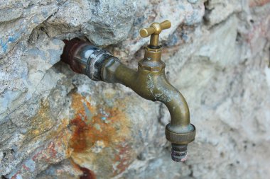 kayalarda sıkışmış dokunun