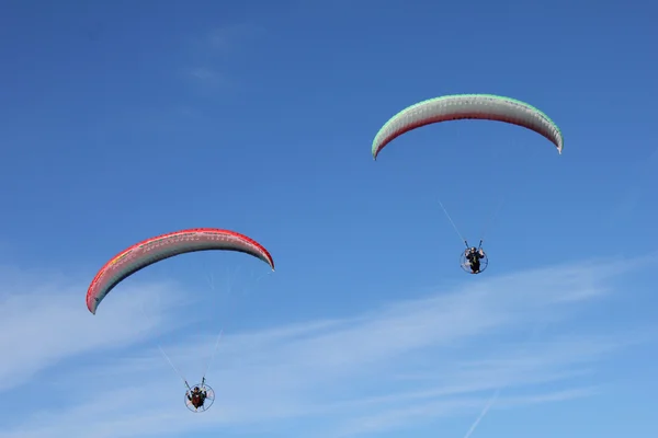 Two flying paragliders — Stock Photo, Image