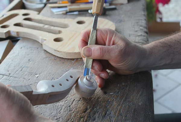 Hacer un violín —  Fotos de Stock