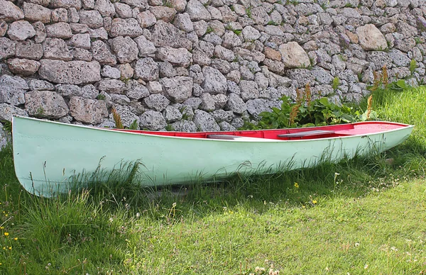 Човен на траві — стокове фото