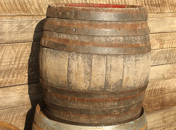 Viejo barril en un fondo de madera — Foto de Stock