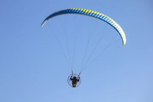 Parapentes voladores en el cielo — Foto de Stock