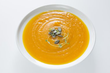 Tohum ve otlar ile kabak çorbası