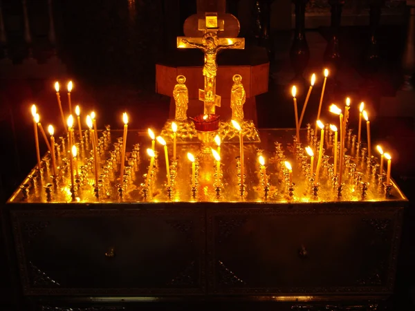 Velas diante do crucifixo — Fotografia de Stock