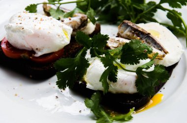 Kavrulmuş yumurtalı tost, mozarella ve domatesli fotoğraf.