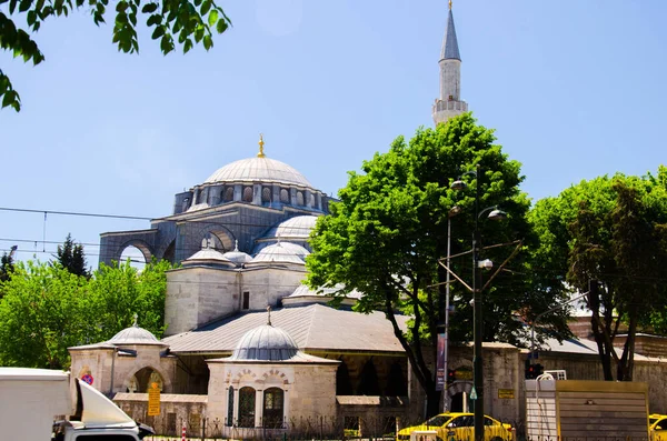 Moschea Istanbul Tra Gli Alberi Primaverili Foto Scorta Maggio 2021 — Foto Stock