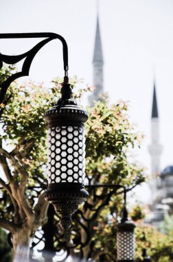 Sultan Ahmet Mavi Camii, İstanbul, Türkiye 'nin sokak lambaları, ağaçları ve minareleri