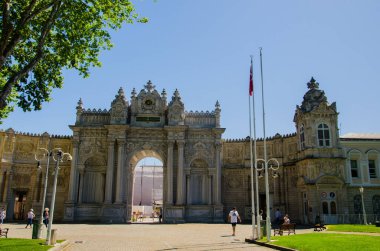 Dolmabahce Müzesi 'ne giriş kapısı, İstanbul, Türkiye - 20 Mayıs 2021