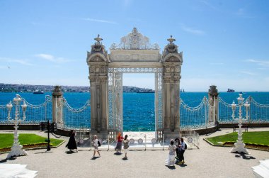 Dolmabahce Sarayı 'nın güzel beyaz kapısı, Mayıs 2021
