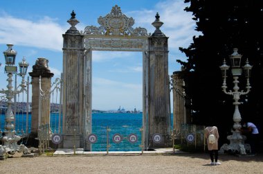 Dolmabahçe Sarayı 'nın bahçesindeki beyaz kapı - İstanbul, Türkiye Mayıs 2021