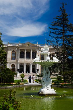 İstanbul, Türkiye 'deki Dolmabahce Sarayı' nın parkındaki çeşme