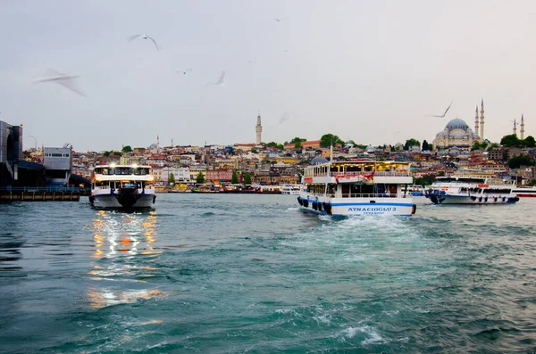 Traghetti Bosforo Sera Istanbul Turchia Maggio 2021 — Foto Stock