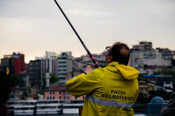 Istanbul Maggio 2021 Pescatore Cappotto Giallo Sotto Pioggia Foto Scorta — Foto Stock