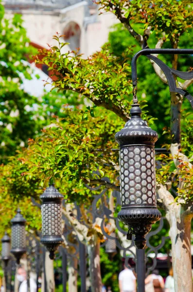 Piękny Park Sposób Zielonymi Drzewami Lampami Stambule Bank Zdjęć — Zdjęcie stockowe