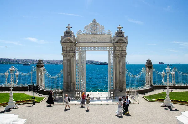 Hermosa Puerta Blanca Del Palacio Dolmabahce Stambul Mayo 2021 —  Fotos de Stock