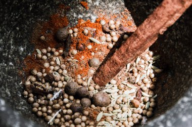 Siyah desenli baharatlar stok imajını kapatır