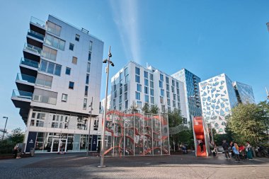 Oslo, Norveç - 7 Eylül 2025: Bjrvika 'da sürekli gelişen modern Barkod alanında çağdaş Norveç mimarisi
