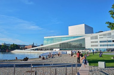 Oslo, Norveç - 7 Eylül 2025: Oslo Opera Evi, Norveç Ulusal Opera ve Balesi ve Bjorvika 'daki ulusal opera tiyatrosu