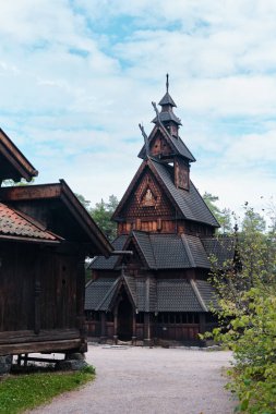 Oslo, Norveç - 8 Eylül 2025: Eski Stave Kilisesi (Stavkirke) Norsk Folkemuseum 'daki Gol' dan Bygdy 'deki bir açık hava müzesi