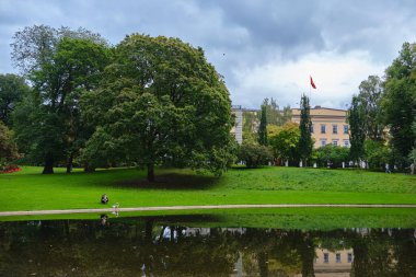Oslo, Norveç - 8 Eylül 2025: Slottsparken Oslo, Oslo şehir merkezindeki Royal Palace parkındaki (Slottsparken) göl manzarası
