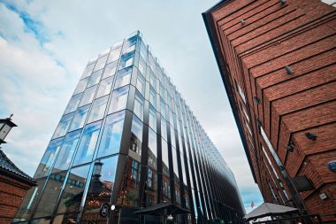 Oslo, Norveç - 8 Eylül 2025: Terminalbygget Stranden 1 binasının Aker Brygge 'daki cam cephesi Ghilardi Hellsten Arkitekter tarafından tasarlandı