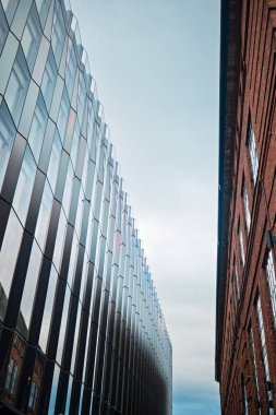 Oslo, Norveç - 8 Eylül 2025: Terminalbygget Stranden 1 binasının Aker Brygge 'daki cam cephesi Ghilardi Hellsten Arkitekter tarafından tasarlandı