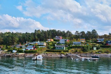 Oslo, Norveç - 9 Eylül 2025 Lindya adasında küçük ahşap renkli evler. Lindoya, Oslofjord 'da bulunan küçük bir adadır.