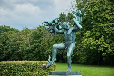 Oslo, Norveç - 9 Eylül 2025: Oslo, Norveç 'teki Vigeland Park' ta Dört Dâhi 'yi Kovalayan Adam, 1930' da Gustav Vigeland tarafından bronzlaştırıldı.