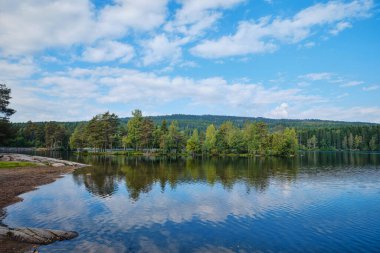 Oslo, Norveç - 9 Eylül 2025: Oslo 'nun kuzeyinde Sognsvann Gölü manzarası