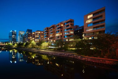 Oslo, Norveç - 7 Eylül 2025: Munch Brygge Konut Kompleksi Lund Slaatto Mimarlar tarafından tasarlanmış modern kırmızı tuğla cephesine sahiptir