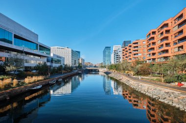 Oslo, Norveç - 6 Eylül 2025: Gamle Oslo Bölgesi, Bjorvika Bölgesi 'nde Çok Katlı Ev ve Opera Evi