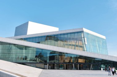 Oslo, Norveç, 7 Eylül 2025: Oslo Opera Evi, Norveç Ulusal Opera ve Balesi ve Norveç 'teki ulusal opera tiyatrosu, Bjorvika