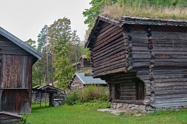 Oslo, Norveç - 9 Eylül 2025 Norsk Folkemuseum 'daki eski ahşap bina, Bygdy' deki Norveç Kültür Tarihi Müzesi