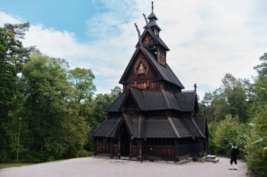 Oslo, Norveç - 8 Eylül 2025: Eski Stave Kilisesi, Gol 'den Stavkirke, Norsk Folkemuseum' da bir açık hava müzesi