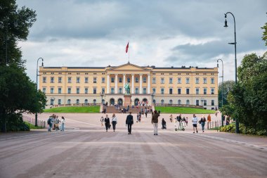 Oslo, Norveç - 8 Eylül 2025: Norveç Kraliyet Sarayı, Norveç Kraliyet Ailesi Resmi Konutu