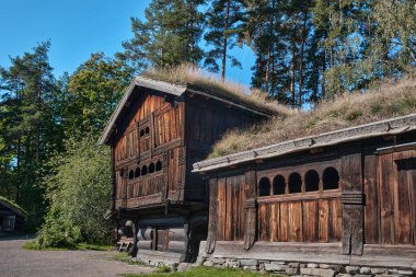 Oslo, Norveç - 9 Eylül 2025 Norsk Folkemuseum 'daki eski ahşap bina, Bygdy' deki Norveç Kültür Tarihi Müzesi