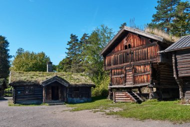 Oslo, Norveç - 9 Eylül 2025 Norsk Folkemuseum 'daki eski ahşap bina, Bygdy' deki Norveç Kültür Tarihi Müzesi