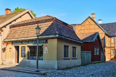 Oslo, Norveç - 8 Eylül 2025: Norveç Kültür Tarihi Müzesi 'ndeki eski sokak (Norsk Folkemuseum) dünyanın en eski açık hava müzesi olarak kabul edilir.
