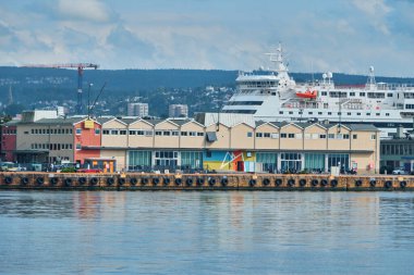 Oslo, Norveç - 9 Eylül 2025: Renkli bina girişi, Oslo Norveç limanındaki eski bir depoda Snohetta mimarlarının ofisleri