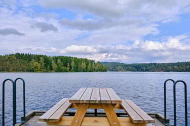 Oslo, Norveç - 9 Eylül 2025: Oslo 'nun kuzeyinde Sognsvann Gölü manzarası