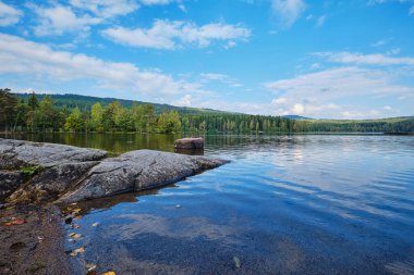 Oslo, Norveç - 9 Eylül 2025: Oslo 'nun kuzeyinde Sognsvann Gölü manzarası