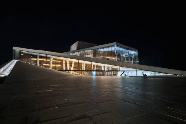 Oslo, Norveç, 7 Eylül 2025: Oslo Opera Evi, Norveç Ulusal Opera ve Balesi ve Norveç 'teki ulusal opera tiyatrosu, Bjorvika