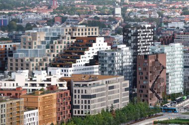 Oslo, Norveç - 12 Eylül 2025: Bjorvika 'nın yeni ilçesindeki binaların mimarisi, modern Oslo kentinin panoraması