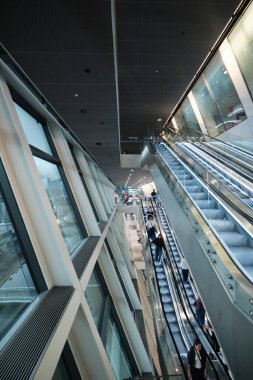 Oslo, Norveç - 7 Eylül 2025: Estudio Herreros tarafından tasarlanan Munch Müzesi 'nin iç manzarası ve yürüyen merdivenleri