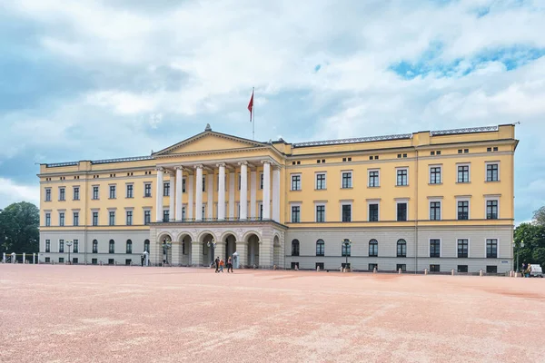 Oslo, Norveç - 8 Eylül 2025: Norveç Kraliyet Sarayı, Norveç Kraliyet Ailesi Resmi Konutu