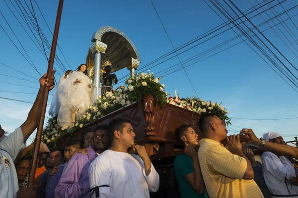 Menschen in einer Prozession während der Osterfeierlichkeiten in der Stadt Leon, in Nicaragua. — Stockfoto