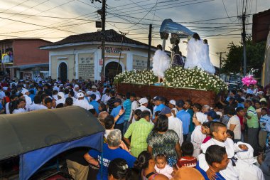Bir alay şehir Leon, Nikaragua Paskalya kutlamaları sırasında insanlarda.
