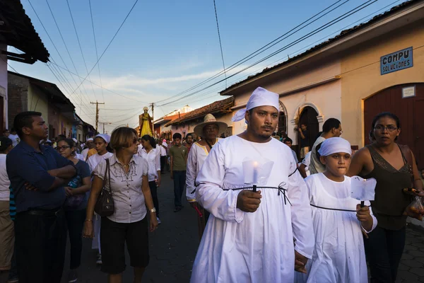 Menschen in einer Prozession während der Osterfeierlichkeiten in der Stadt Leon, in Nicaragua. — Stockfoto