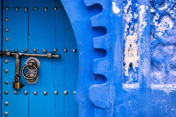 Puerta en la ciudad de Chefchaouen, en Marruecos — Foto de Stock